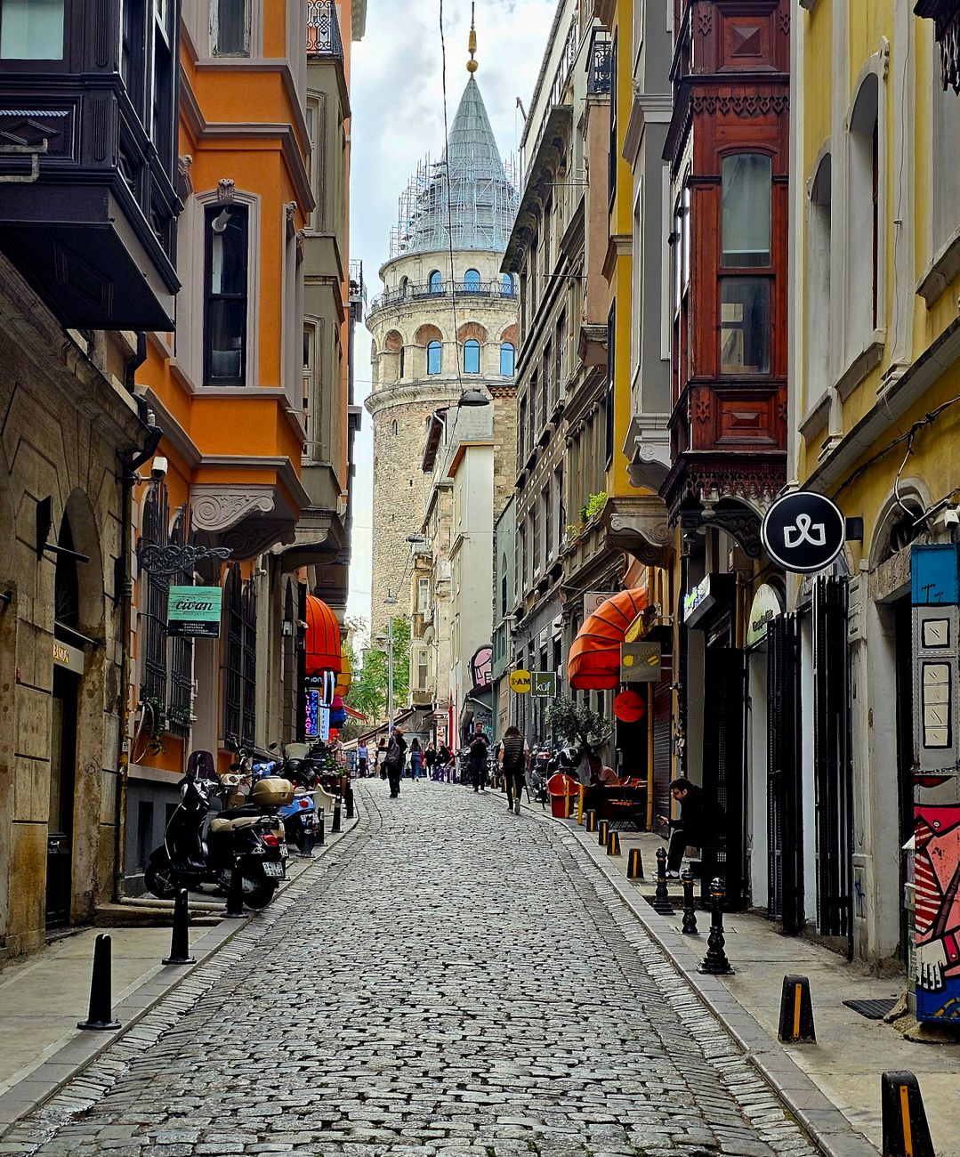 İstanbul Galata Kulesi ve eski sokaklar