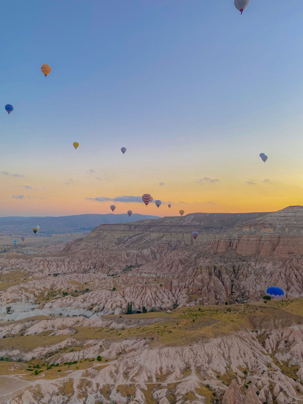 Kapadokya sıcak hava balonları ve vadiler gün doğumu